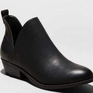 Universal Thread black bootie size 7.5 like new